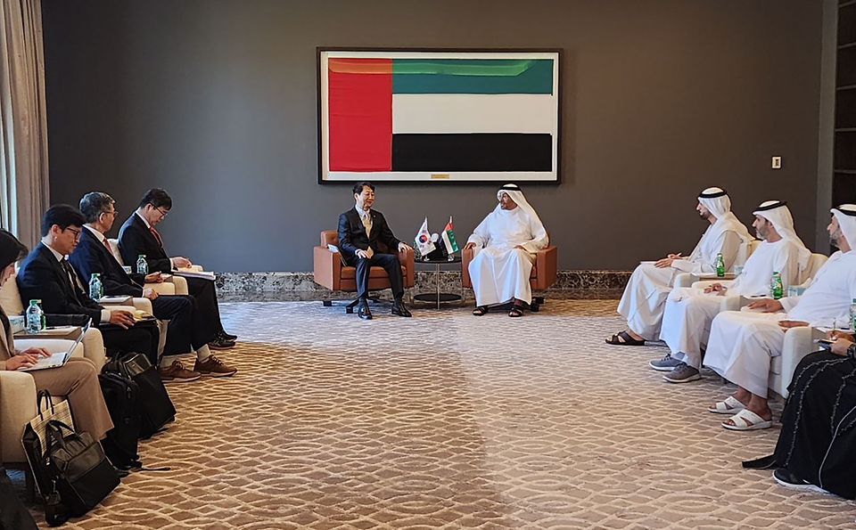 안덕근 산업통상자원부 통상교섭본부장이 16일(현지시간) UAE 외교부에서 아흐메드 알리 알 사예그 국무장관과 면담하고 있다.