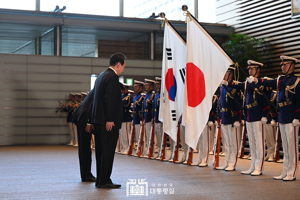 윤석열 대통령이 16일 일본 도쿄 총리 관저에서 기시다 후미오 총리와 의장대 사열을 하며 양국 국기에 예를 갖추고 있다. 