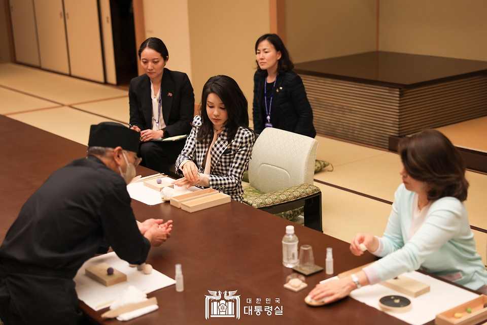 김건희 여사가 16일 일본 도쿄 총리 공저에서 기시다 유코 여사와 화과자 만들기 체험을 하고 있다.