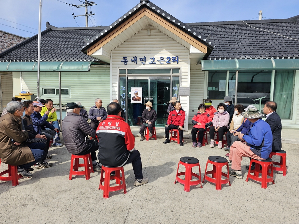 남성현 산림청장이 16일 강원도 춘천시 동내면 고은2리 마을회관을 찾아 주민들에게 산불예방을 당부하고 있다.