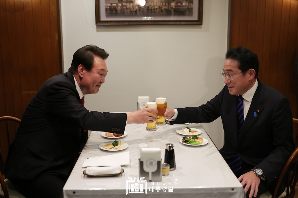 윤석열 대통령과 기시다 후미오 일본 총리가 16일 일본 도쿄 긴자의 오므라이스 노포에서 건배하고 있다.