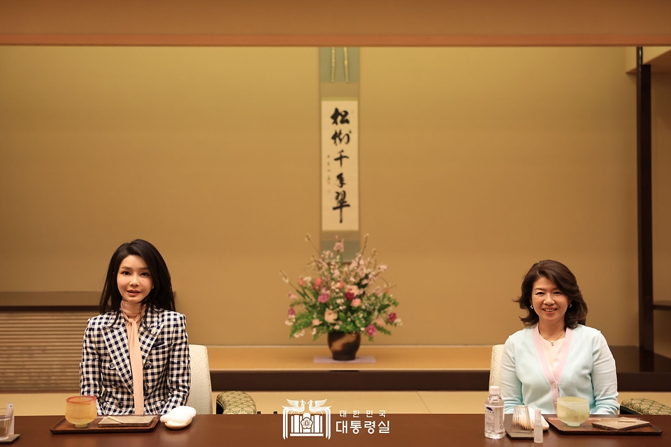 김건희 여사가 16일 일본 도쿄 총리 공저에서 기시다 유코 여사와 기념촬영을 하고 있다.