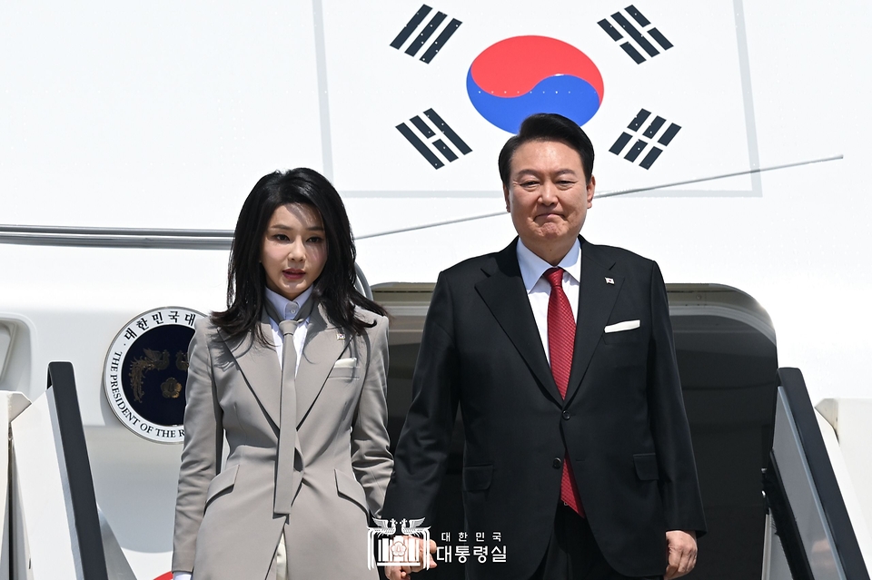 1박2일 일정으로 일본을 방문하는 윤석열 대통령과 김건희 여사가 16일 일본 도쿄 하네다공항에 도착, 공군1호기에서 내리고 있다.