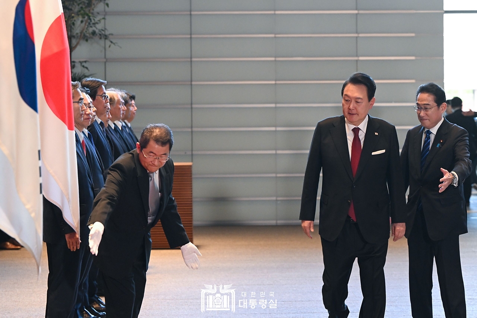 윤석열 대통령이 16일 일본 도쿄 총리 관저에서 열린 환영 행사에서 기시다 후미오 총리와 이동하고 있다. 
