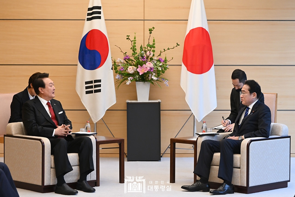 윤석열 대통령이 16일 일본 도쿄 총리 관저에서 기시다 후미오 일본 총리와 한일 정상 소인수 회담을 하고 있다.