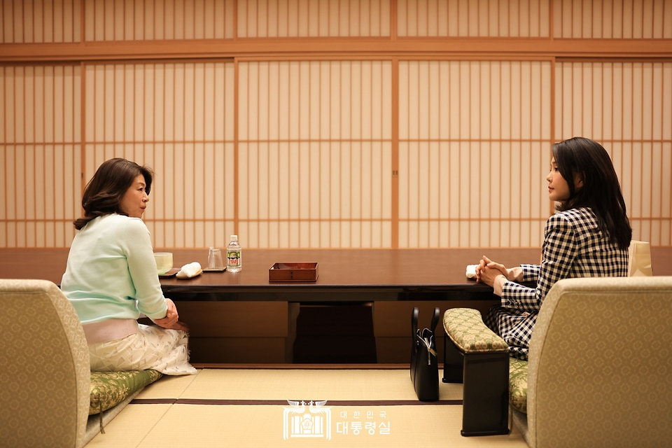 김건희 여사가 16일 일본 도쿄 총리 공저에서 기시다 유코 여사와 대화하고 있다.