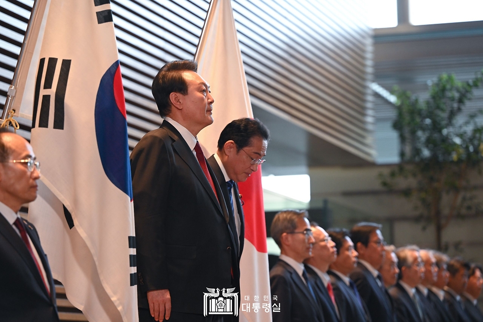 윤석열 대통령이 16일 일본 도쿄 총리 관저에서 열린 환영 행사에서 기시다 후미오 총리와 양국 국가를 듣고 있다.