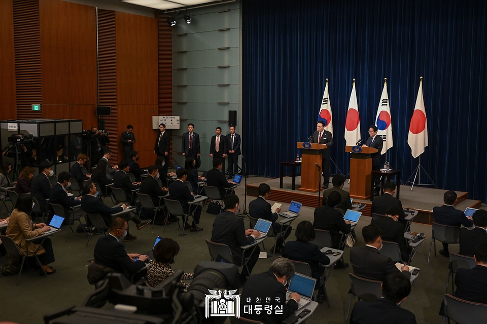16일 일본 도쿄 총리 관저에서 한일 정상 공동 기자회견이 진행되고 있다.