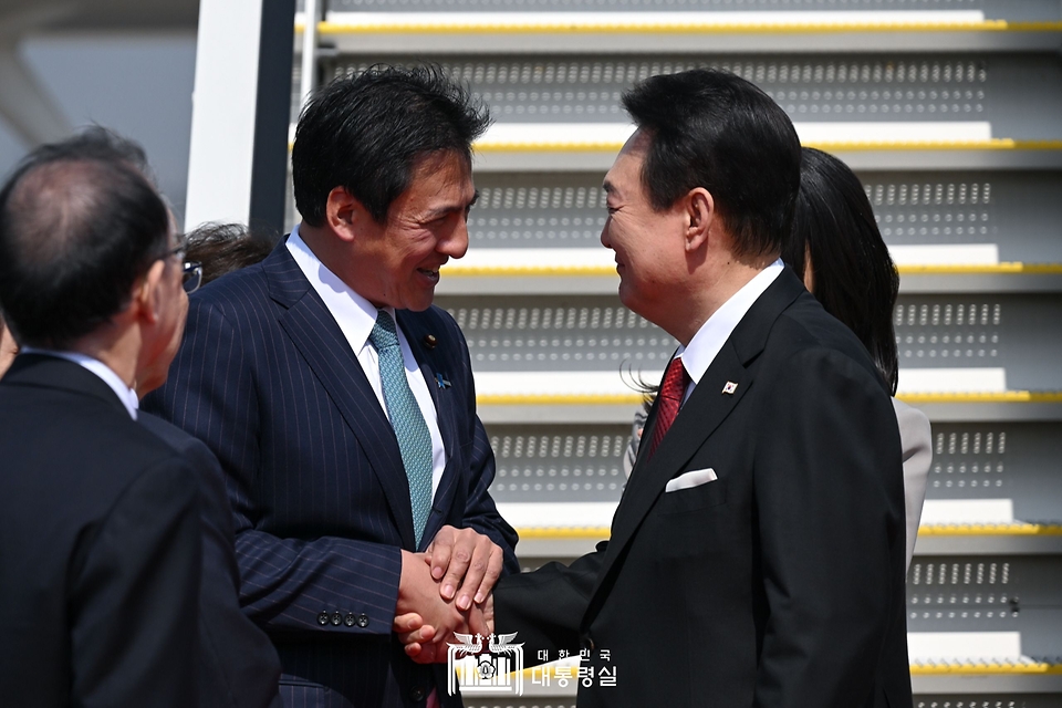 윤석열 대통령이 16일 일본 도쿄 하네다공항에 도착해 환영인사들과 인사하고 있다.