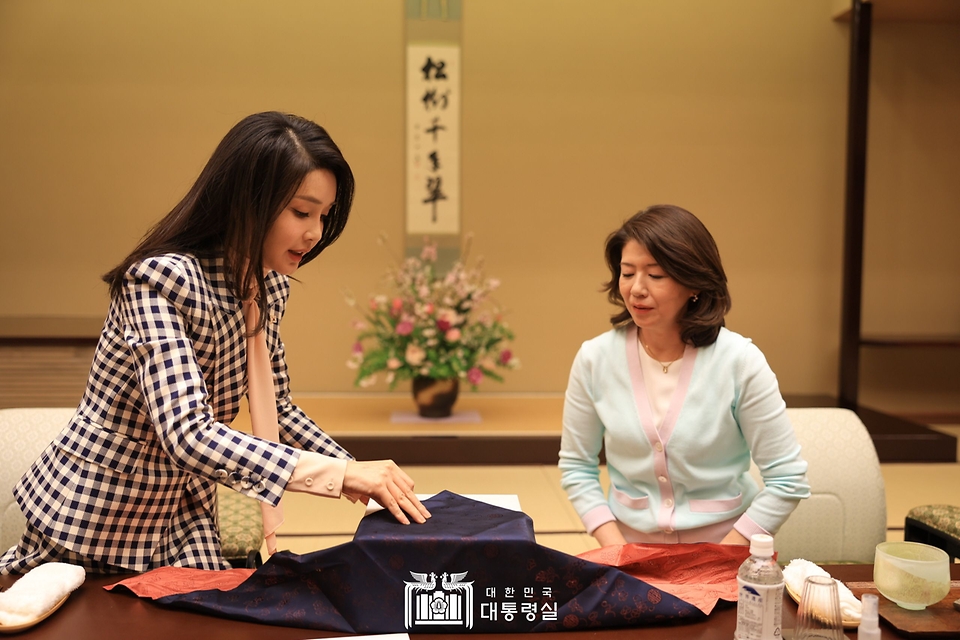 김건희 여사가 16일 일본 도쿄 총리 공저에서 기시다 유코 여사에게 선물을 전달하고 있다.