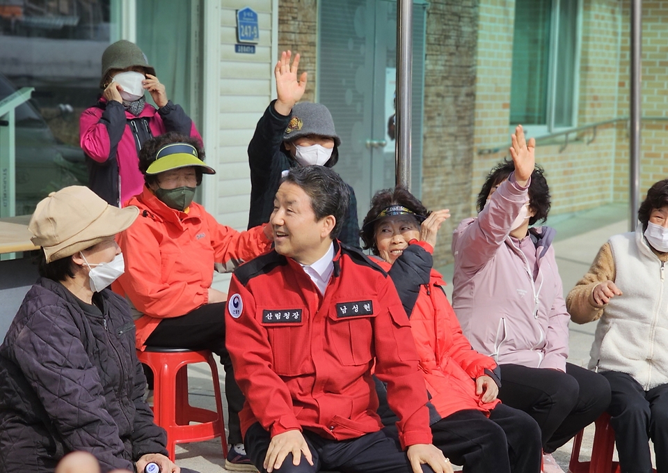 남성현 산림청장이 16일 강원도 춘천시 동내면 고은2리 마을회관을 찾아 주민들에게 산불 예방을 위해 영농 부산물과 쓰레기 등을 소각하는 행위에 대한 위험성을 설명하고 있다.