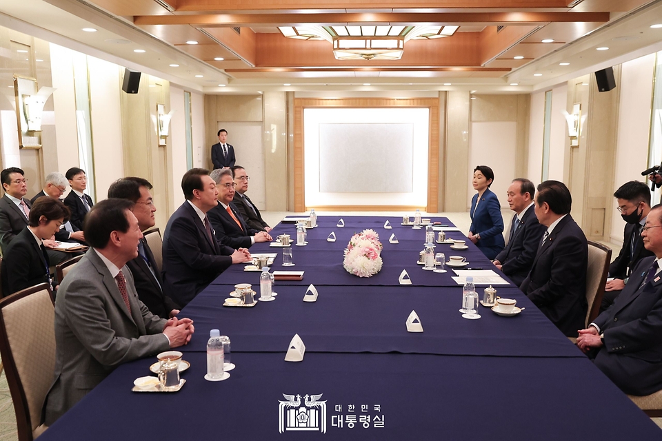 윤석열 대통령이 17일 일본 도쿄 한 호텔에서 한일 친선단체 및 일본 정계 지도자들을 접견하고 있다. 