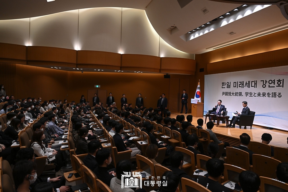 윤석열 대통령이 17일 일본 도쿄 게이오대에서 열린 한일 미래세대 강연회에서 강연을 하고 있다.