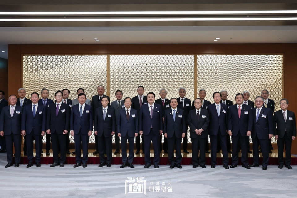 윤석열 대통령이 17일 일본 도쿄 게이단렌 회관에서 열린 한일 비즈니스라운드 테이블에서 한일 경제인들과 기념촬영을 하고 있다.