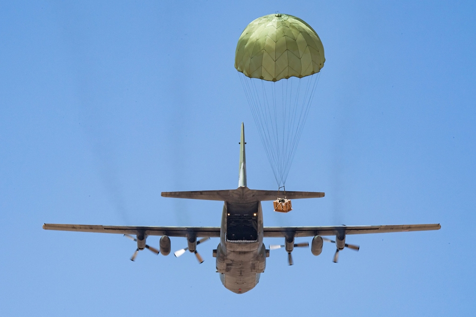 한국 C-130 수송기가 작전지역에 화물을 투하하고 있다. 공군은 2월 26일부터 3월 17일까지 UAE 아부다비의 알 다프라 기지에서 열린 다국적 연합훈련 ‘2023 데저트 플래그 훈련’에 처음 참여했다. (출처=국방부 페이스북)
