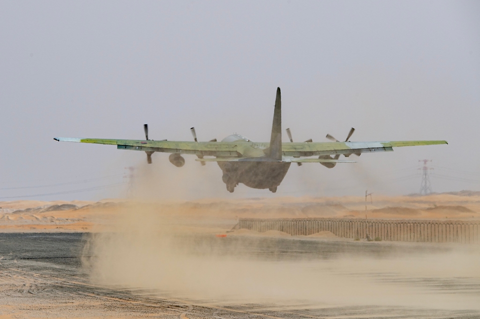 한국 C-130 수송기가 작전 차량을 적재한 후 비포장 활주로에서 이륙하고 있다. 공군은 2월 26일부터 3월 17일까지 UAE 아부다비의 알 다프라 기지에서 열린 다국적 연합훈련 ‘2023 데저트 플래그 훈련’에 처음 참여했다. (출처=국방부 페이스북)