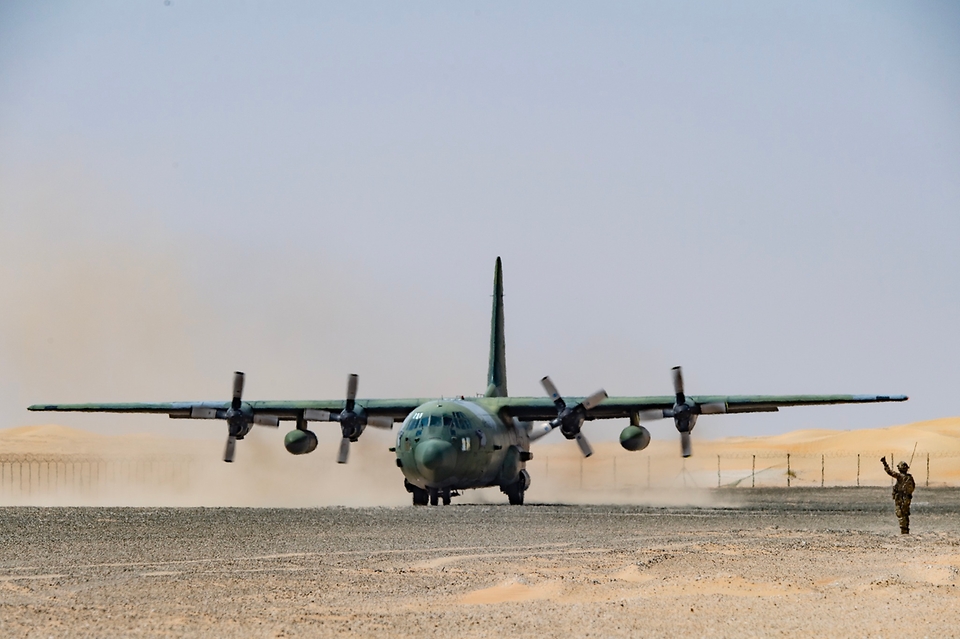 한국 C-130 수송기가 작전 차량을 적재한 후 비포장 활주로에서 이륙하고 있다. 공군은 2월 26일부터 3월 17일까지 UAE 아부다비의 알 다프라 기지에서 열린 다국적 연합훈련 ‘2023 데저트 플래그 훈련’에 처음 참여했다. (출처=국방부 페이스북)