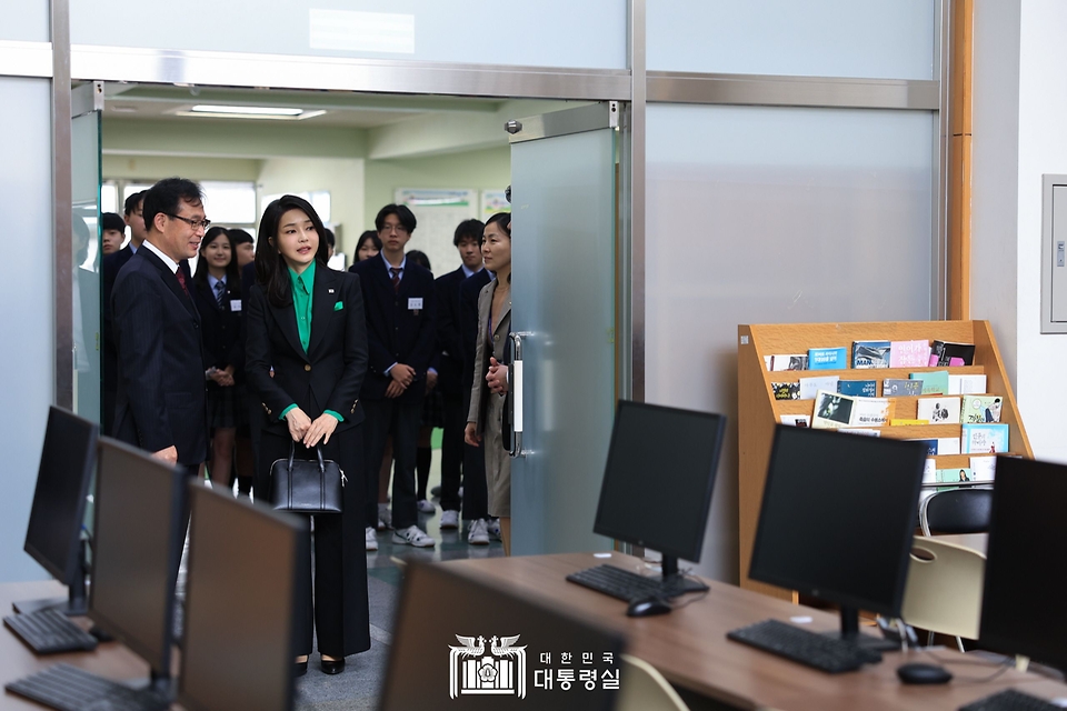김건희 여사가 17일 일본 도쿄 동경한국학교를 방문해 학교 내부를 둘러보고 있다. 