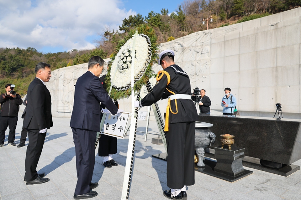 한덕수 국무총리가 15일 경남 창원시 국립3·15민주묘지에서 헌화하고 있다.