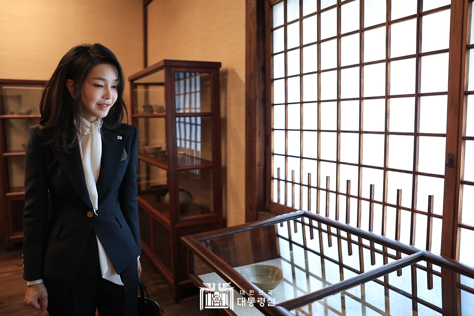 김건희 여사가 17일 일본 도쿄 민예관에서 공예품을 둘러보고 있다.