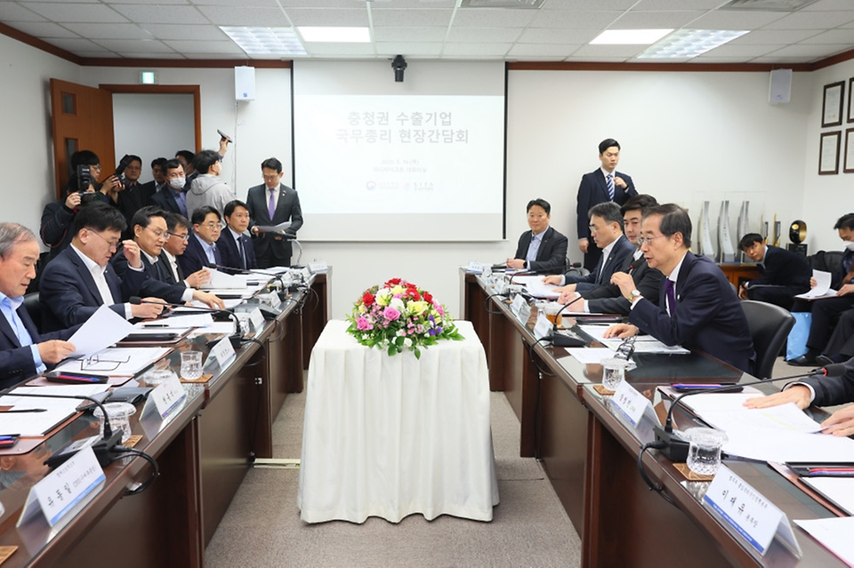 16일 충남 아산시 하나마이크론에서 ‘충청지역 수출기업 현장간담회’가 진행되고 있다.