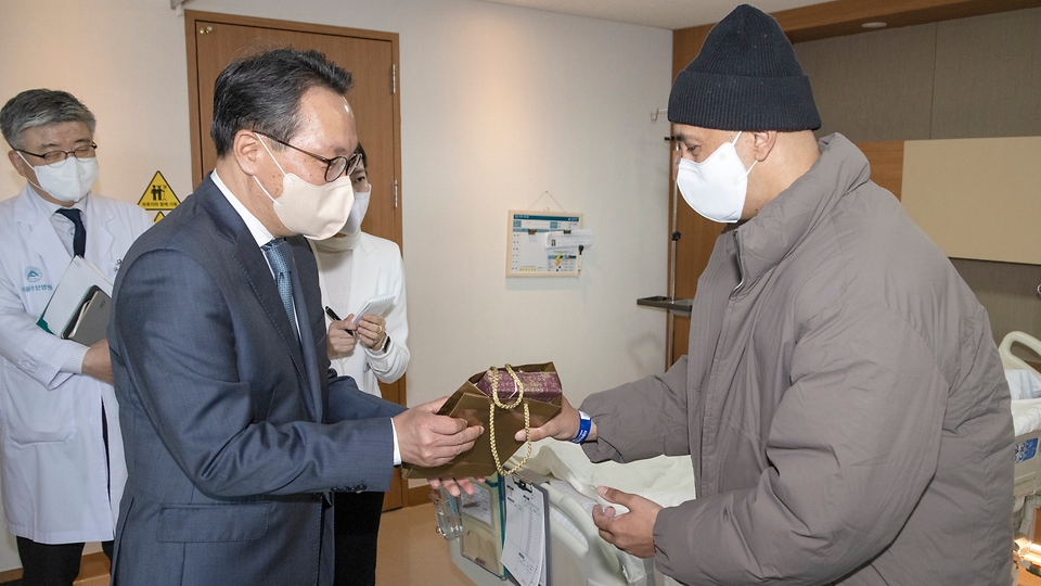 박민수 보건복지부 제2차관이 17일 서울 송파구 서울아산병원에서 외국인 환자의 보호자에게 선물을 건네고 있다.