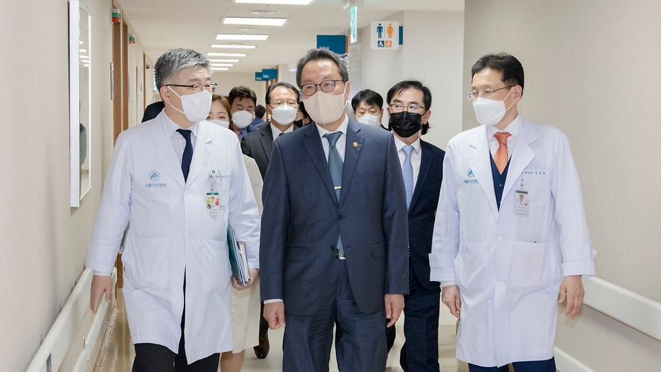 박민수 보건복지부 제2차관이 17일 서울 송파구 서울아산병원에서 의료진과 시설을 둘러보고 있다.