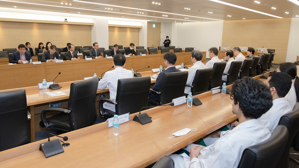 17일 서울 송파구 서울아산병원에서 병원 관계자 및 연수 중인 중동 의료진과의 간담회가 진행되고 있다.