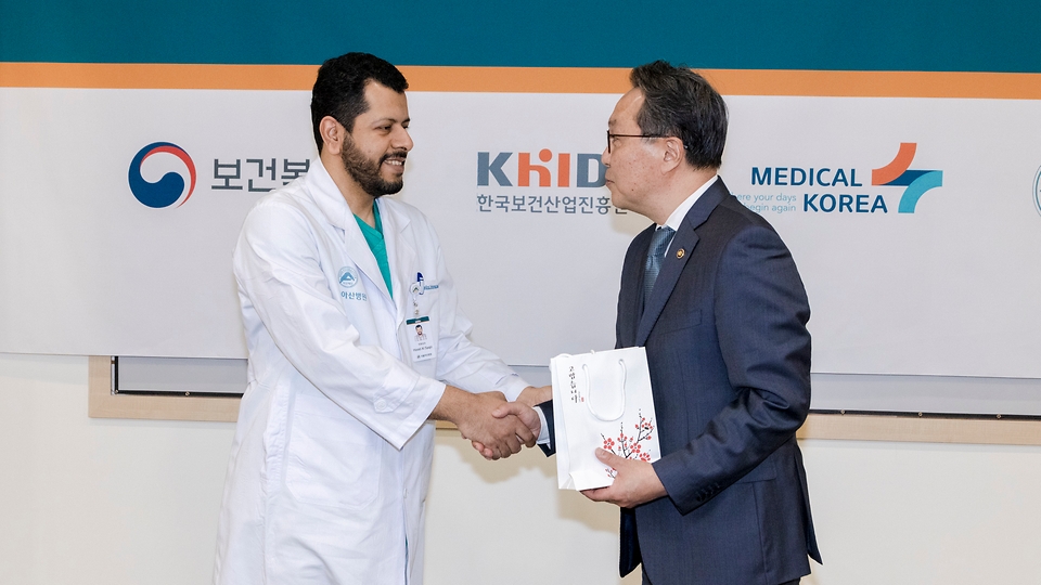 박민수 보건복지부 제2차관이 ‘메디컬코리아(Medical Korea) 2023(3월 23일 ∼24일)’을 앞두고 17일 서울 송파구 서울아산병원을 방문, 간담회를 마치고 중동 의료진과 악수하고 있다.