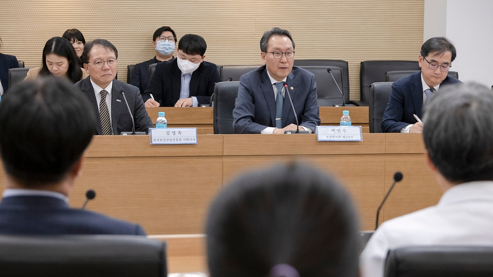 박민수 보건복지부 제2차관이 17일 서울 송파구 서울아산병원에서 병원 관계자 및 연수 중인 중동 의료진과 간담회를 하고 있다.