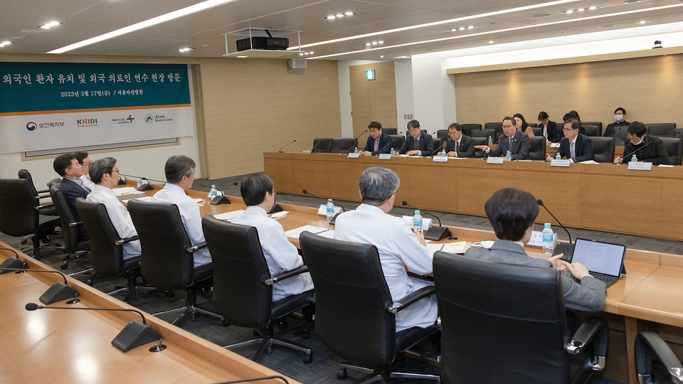 17일 서울 송파구 서울아산병원에서 병원 관계자 및 연수 중인 중동 의료진과의 간담회가 진행되고 있다.