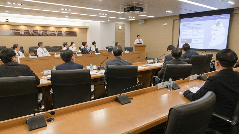 17일 서울 송파구 서울아산병원에서 병원 관계자 및 연수 중인 중동 의료진과의 간담회가 진행되고 있다.