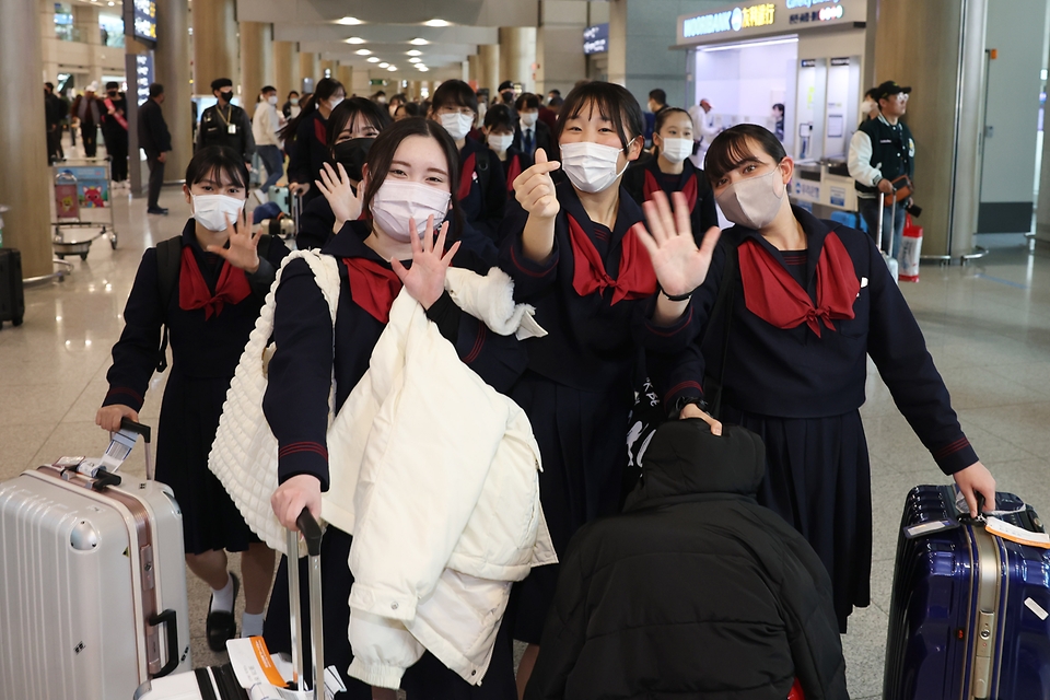 <p>일본 구마모토현 루테루 고등학교 학생과 교사들이 21일 오후 인천국제공항을 통해 입국하고 있다.  4박 5일 일정으로 한국을 찾은 학생들은 자매학교인 전주 신흥고등학교에서 수업을 참관하고, 전주 한옥마을 등을 방문할 예정이다. </p>
<p><br></p>