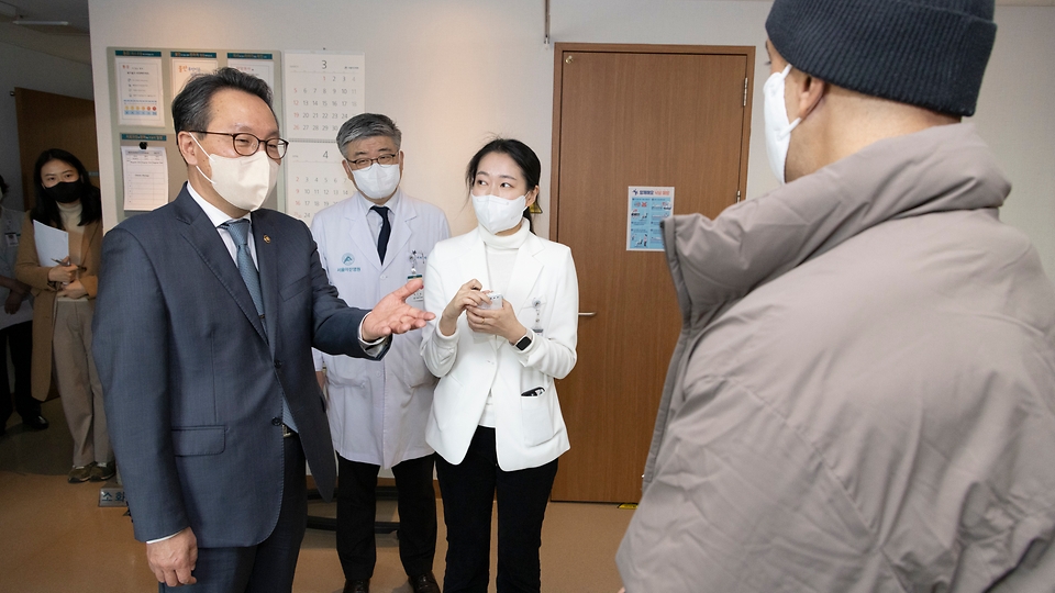 박민수 보건복지부 제2차관이 17일 서울 송파구 서울아산병원에서 외국인 환자의 보호자와 대화하고 있다.