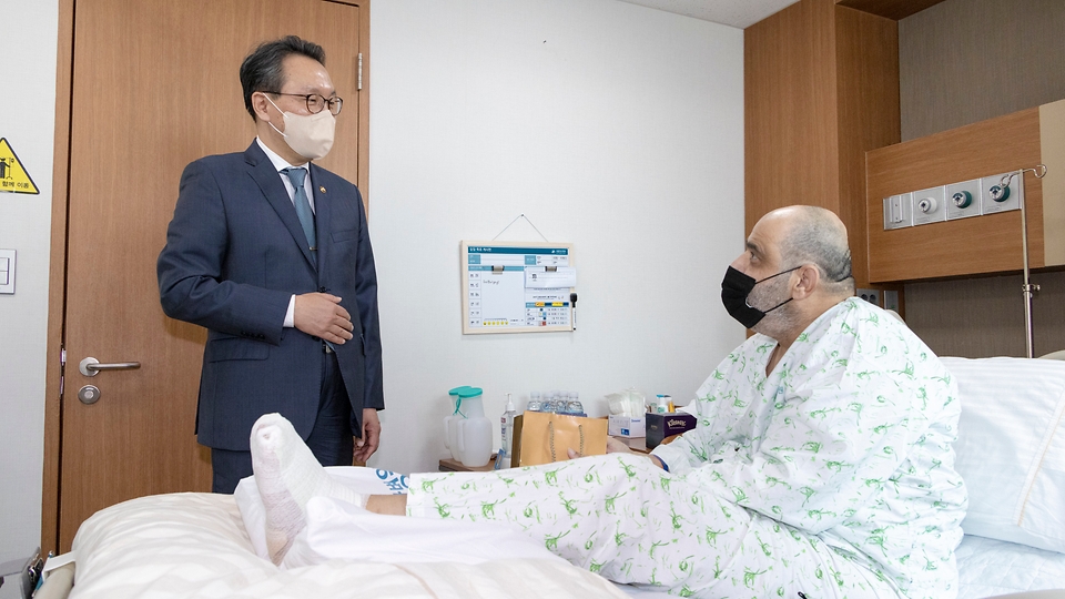 박민수 보건복지부 제2차관이 17일 서울 송파구 서울아산병원에서 외국인 환자와 대화하고 있다.