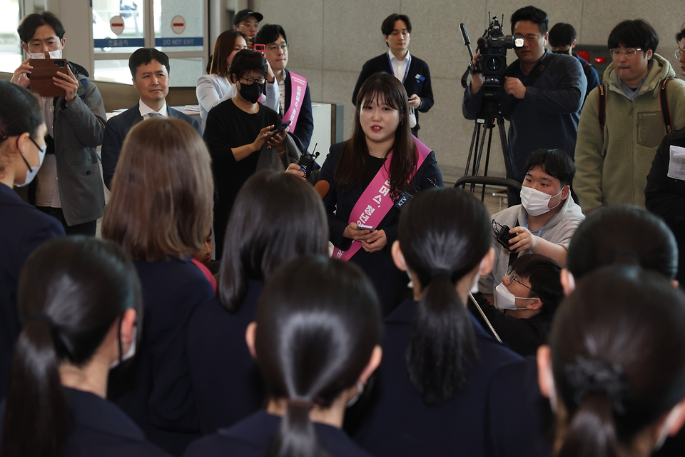 <p>21일 오후 인천국제공항을 통해 입국한 일본 구마모토현 루테루 학원 고교생들이 문화체육관광부 주최로 열린 입국 환영행사에서 최수지 청년보좌가 환영 인사를 하고 있다. 4박 5일 일정으로 한국을 찾은 학생들은 자매학교인 전주 신흥고등학교에서 수업을 참관하고, 전주 한옥마을 등을 방문할 예정이다. </p>
<p><br></p>