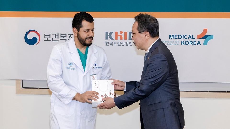 박민수 보건복지부 제2차관이 ‘메디컬코리아(Medical Korea) 2023(3월 23일 ∼24일)’을 앞두고 17일 서울 송파구 서울아산병원을 방문, 간담회를 마치고 중동 의료진을 격려하고 있다.