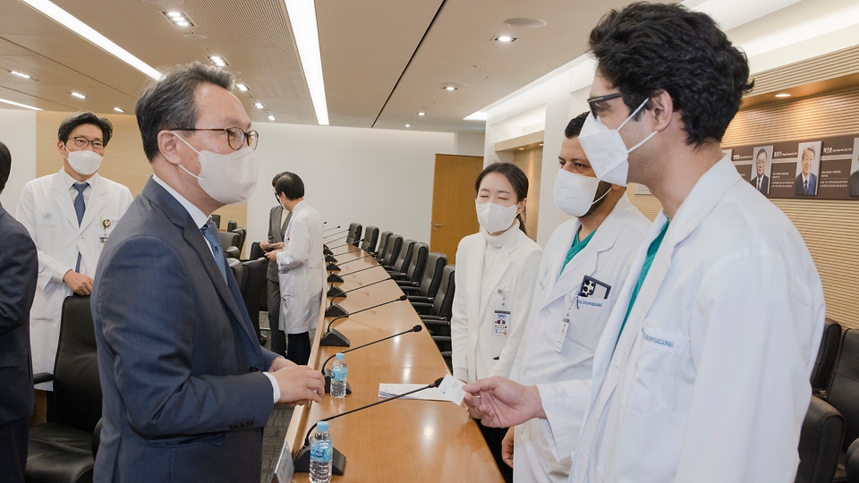 박민수 보건복지부 제2차관이 ‘메디컬코리아(Medical Korea) 2023(3월 23일 ∼24일)’을 앞두고 17일 서울 송파구 서울아산병원을 방문, 연수 중인 중동 의료진과 대화하고 있다.