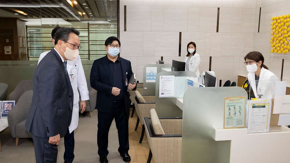박민수 보건복지부 제2차관이 17일 서울 송파구 서울아산병원에서 병원 관계자들과 인사하고 있다.
