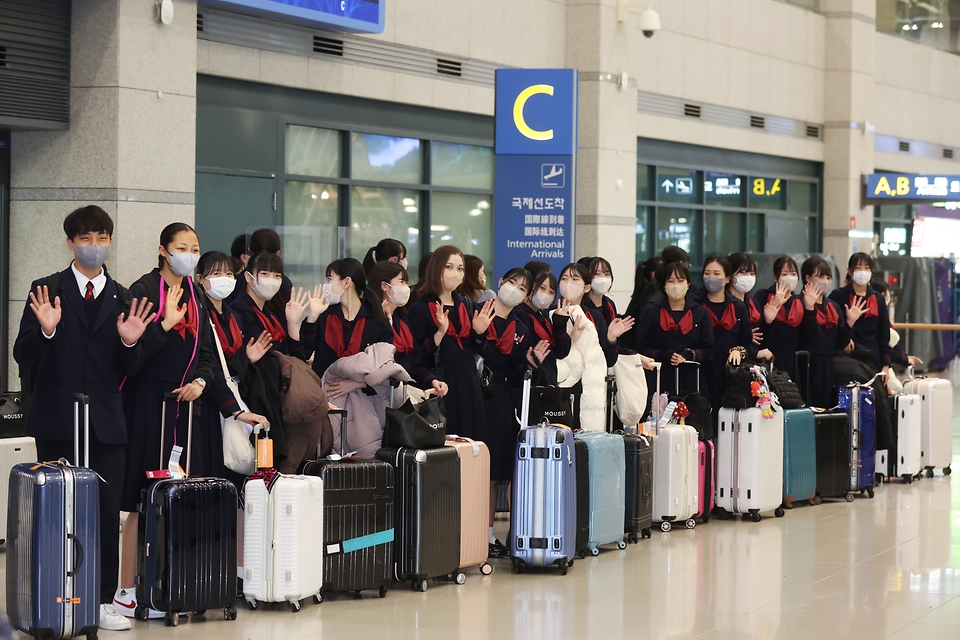 <p>일본 구마모토현 루테루 고등학교 학생과 교사들이 21일 오후 인천국제공항을 통해 입국하고 있다.  4박 5일 일정으로 한국을 찾은 학생들은 자매학교인 전주 신흥고등학교에서 수업을 참관하고, 전주 한옥마을 등을 방문할 예정이다. </p>
<p><br></p>
<p><br></p>