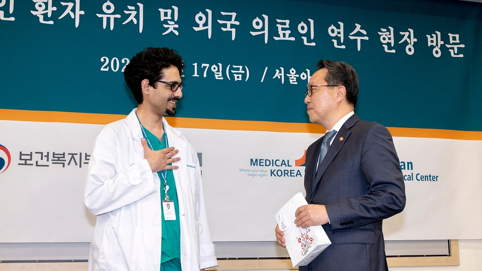 박민수 보건복지부 제2차관이 ‘메디컬코리아(Medical Korea) 2023(3월 23일 ∼24일)’을 앞두고 17일 서울 송파구 서울아산병원을 방문, 간담회를 마치고 중동 의료진과 대화하고 있다.