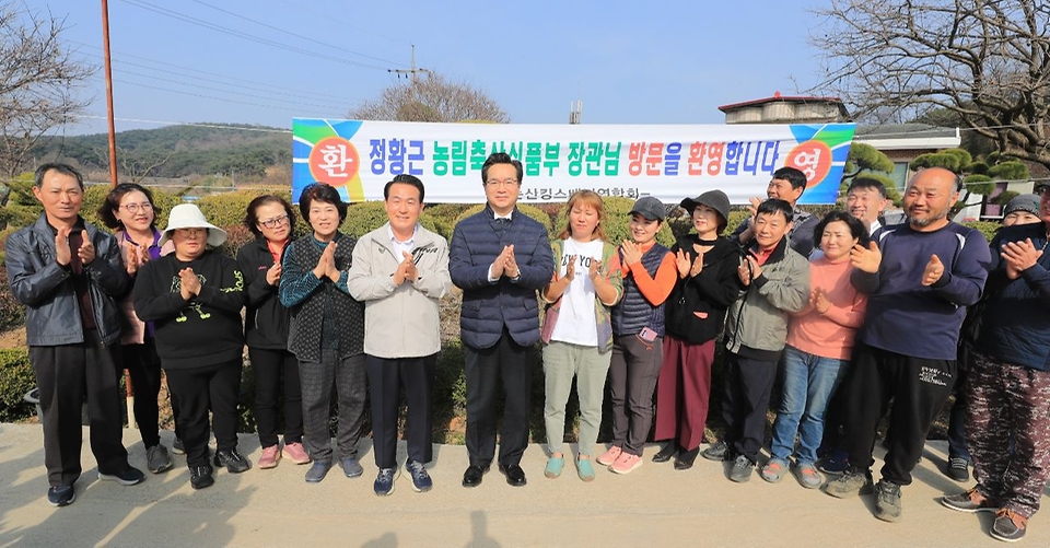 정황근 농림축산식품부 장관이 20일 충남 논산시의 수출용 딸기 생산 농가에서 관계자들과 기념촬영을 하고 있다.