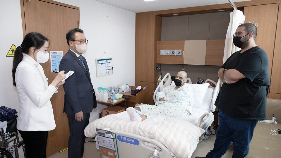 박민수 보건복지부 제2차관이 17일 서울 송파구 서울아산병원에서 외국인 환자의 보호자와 대화하고 있다.