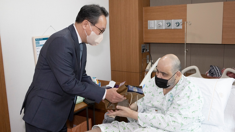 박민수 보건복지부 제2차관이 17일 서울 송파구 서울아산병원에서 외국인 환자를 격려하고 있다.