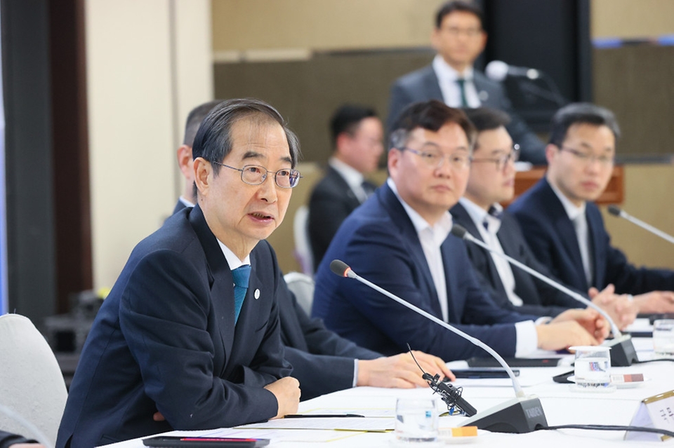 한덕수 국무총리가 21일 부산시 진구 부산상공회의소에서 열린 부·울·경 기업현장 간담회에서 발언하고 있다.