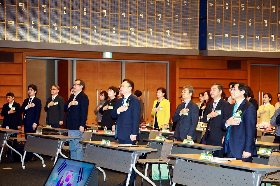 조규홍 보건복지부 장관이 21일 서울 중구 대한상공회의소에서 열린 제16회 암 예방의 날 기념식에서 국기에 대한 경례를 하고 있다.