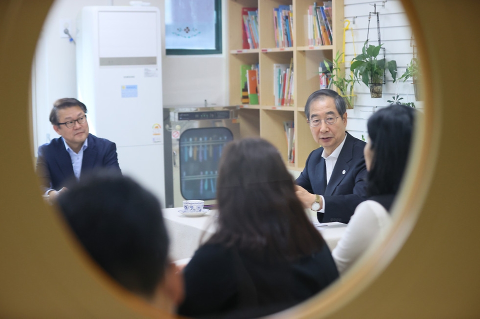 한덕수 국무총리가 24일 서울 구로구 구로삼성어린이집에서 어린이집 관계자, 학부모 등과의 차담회에서 발언하고 있다.