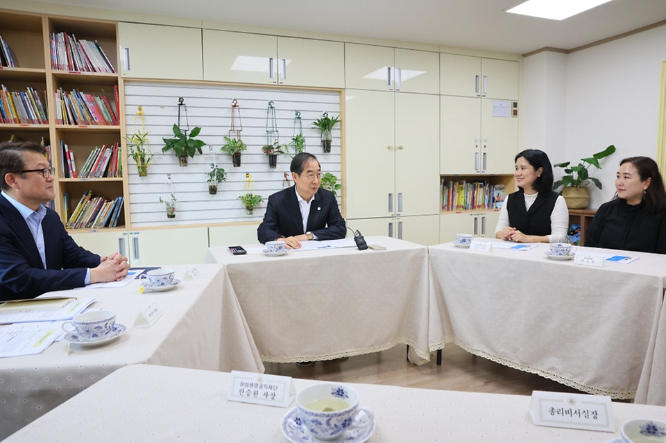 한덕수 국무총리가 24일 서울 구로구 구로삼성어린이집에서 어린이집 관계자, 학부모 등과 차담을 나누고 있다. 