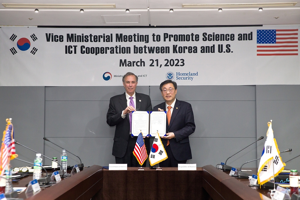 박윤규 과학기술정보통신부 제2차관이 21일 서울 중구 서울중앙우체국에서 디미트리 커스네조브 미국 국토안보부 과학기술본부 차관과 공동연구분야 인력교류 촉진을 위한 협력 공동의향서 체결을 마치고 기념촬영을 하고 있다.