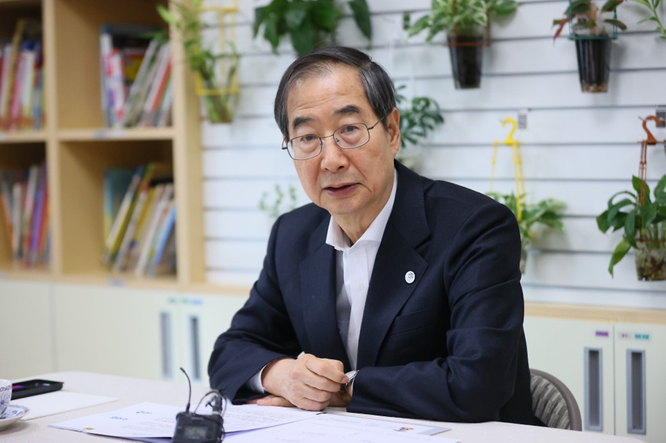 한덕수 국무총리가 24일 서울 구로구 구로삼성어린이집에서 어린이집 관계자, 학부모 등과의 차담회에서 발언하고 있다.